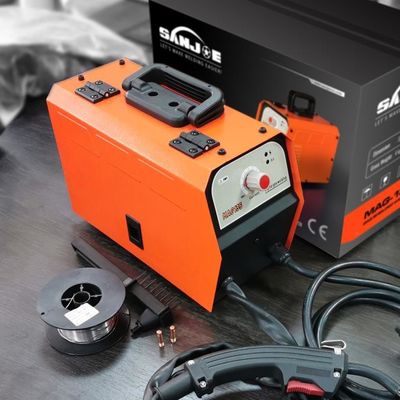 Soudeuse sans gaz MAG Mini 100A Machine de soudage à fil à noyau de flux MAG135 Commande à un bouton